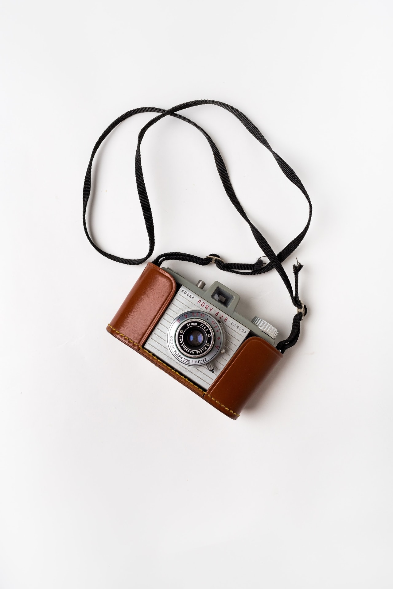 Camera Oude Kodak fotocamera met leren beschermhoes en leren riem