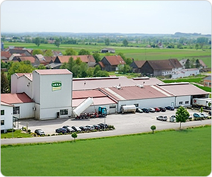 Lagerhaus von LEXA Lagerraum mit verschiedenen Säcken und Behältern, die Produkte enthalten.