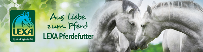 LEXA Pferdefutter Werbung Zwei weiße Pferde, die sich sanft berühren, mit dem LEXA-Logo und dem Slogan 'Aus Liebe zum Pferd' im Hintergrund.
