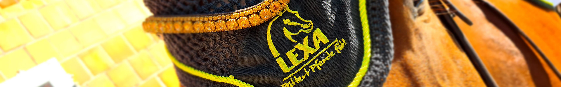 LEXA Logo auf Ausrüstung Logo von LEXA auf einem schwarzen und gelben Produkt, möglicherweise Sport- oder Outdoor-Ausrüstung.
