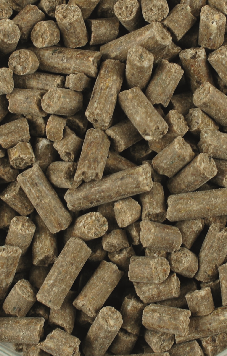 Pellets Braune Pellets aus komprimiertem Material, unregelmäßig geformt und dicht gepackt.