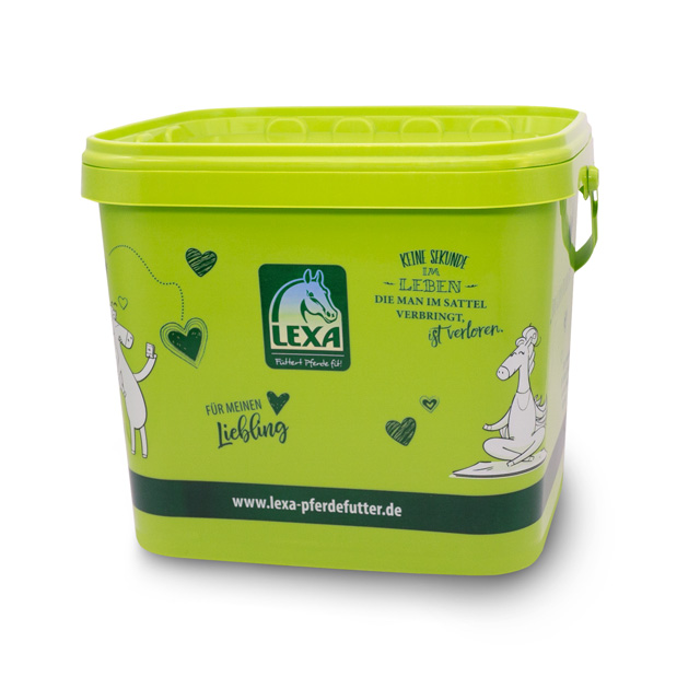 LEXA Pferdefutter Eimer Grüner Eimer mit dem Logo von LEXA für Pferdefutter, mit Illustrationen von Pferden und Herzen.