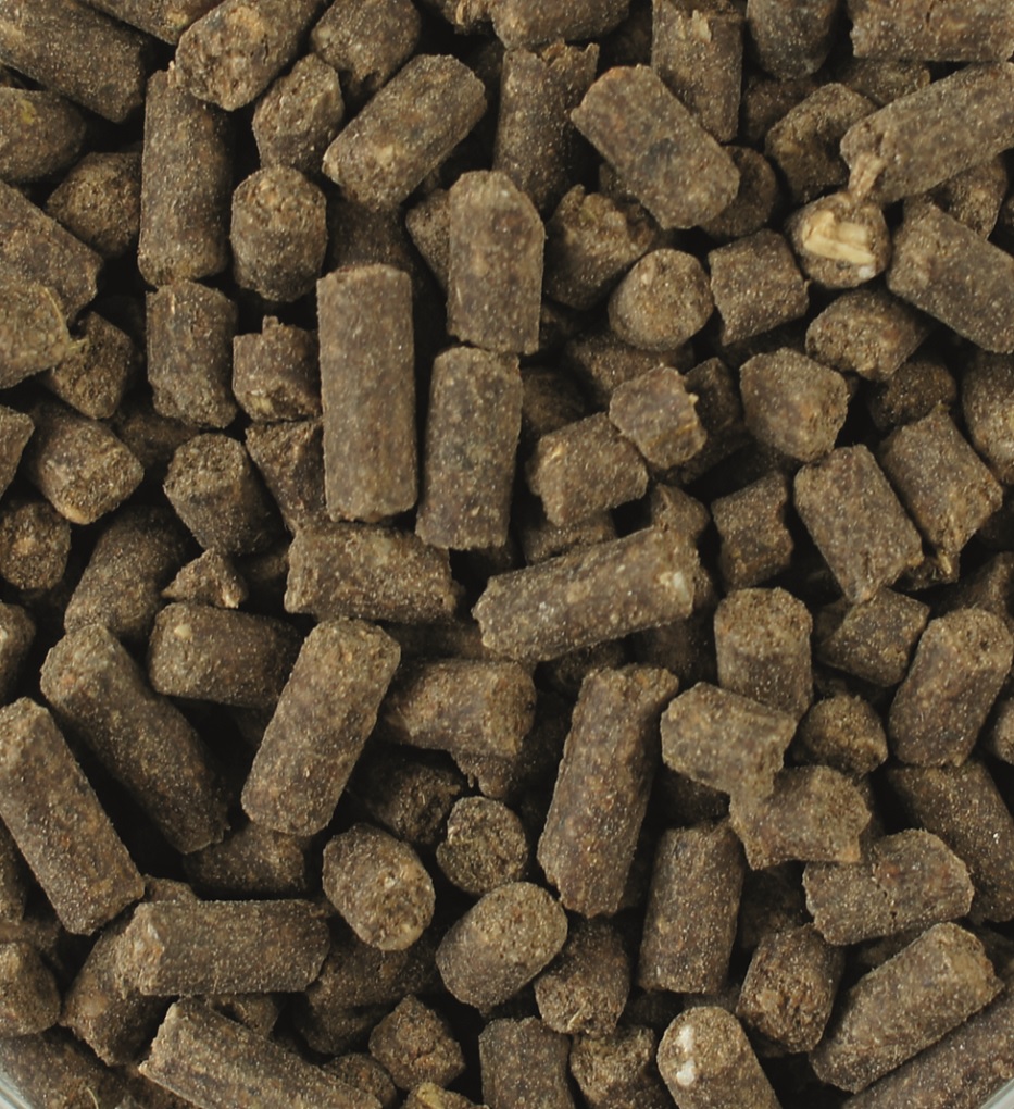 Tierfutterpellets Braune Tierfutterpellets, unregelmäßig geformt, in verschiedenen Größen.