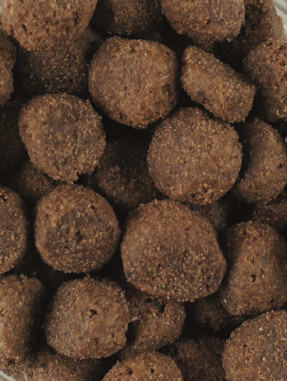 Tierfutter-Kroketten Braune, runde Tierfutter-Kroketten in einer Schüssel.
