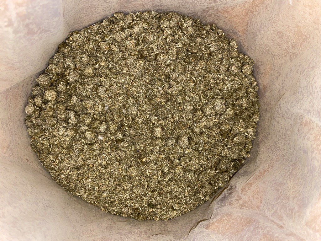 Produktbild von vielen Esparesette Pellets in einer runden länglichen Form