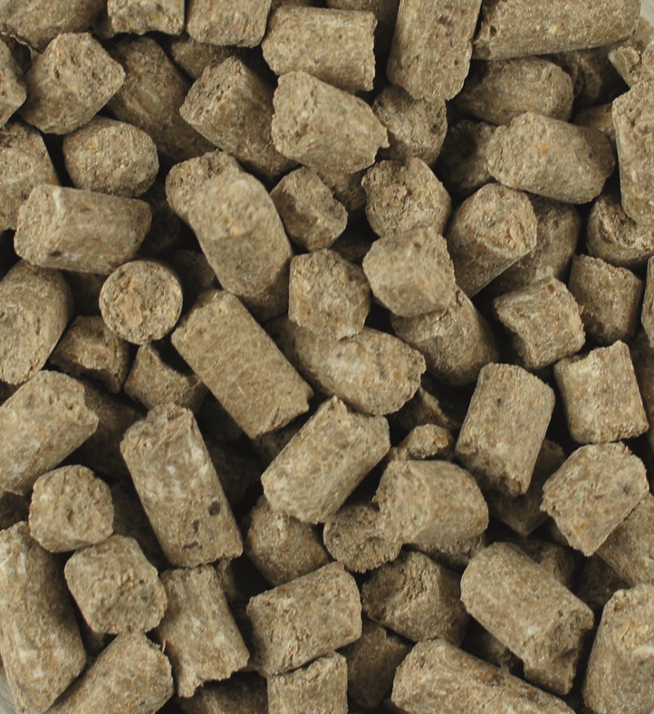 Pellets Braune Pellets aus komprimiertem Material, unregelmäßige Form, verschiedene Größen.