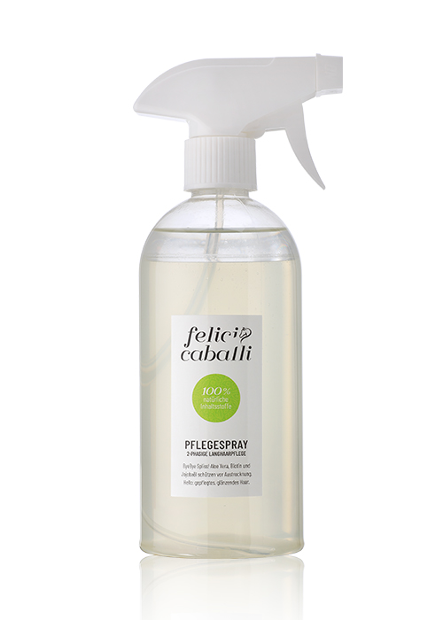 Felici Caballi Pflegespray Pflegespray von Felici Caballi in einer transparenten Sprühflasche, 500 ml, mit grünem Etikett.