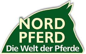 Logo „Nord Pferd – Die Welt der Pferde“ in Grün, stilisiert in Form eines Pferdekopfes mit heller Schrift auf dunklem Hintergrund.